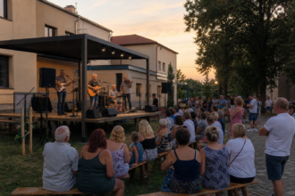 Letný koncert pod holým nebom v areáli komunitného centra s publikom.