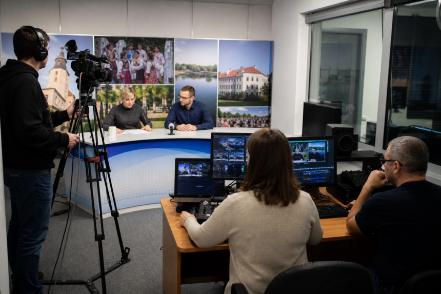 Lokálne televízne štúdio s kamerou a monitorom pri príprave spravodajstva.