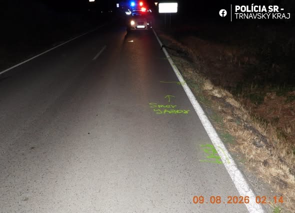 Nočná dopravná nehoda na ceste s policajným zásahom a vyznačenými stopami na vozovke