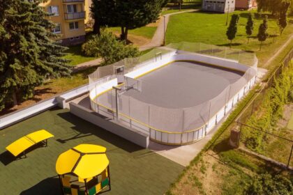 Nové multifunkčné ihrisko pri bytových domoch na sídlisku Pod Hájkom v Skalici
