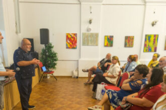 Podujatie v sále s rečníkom a sediacim publikom počas literárneho festivalu.
