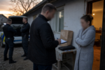 Policajná zásahová scéna pred rodinným domom pri domácom násilí.