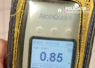 Policajný prístroj na meranie alkoholu v ruke policajta