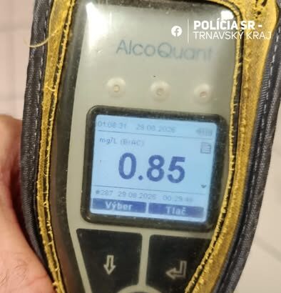 Policajný prístroj na meranie alkoholu v ruke policajta
