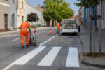Pracovníci obnovujú vodorovné dopravné značenie na ulici v Skalici.