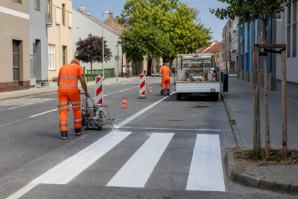 Pracovníci obnovujú vodorovné dopravné značenie na ulici v Skalici.