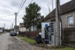 Pracovníci pri elektrickom zariadení na tichej ulici v Senici.