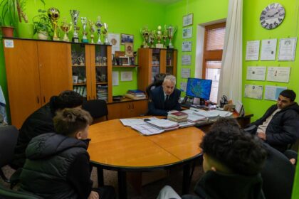 Skupina ľudí v interiéri počas stretnutia k projektu Bezpečné miesto.