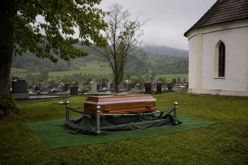 Tichý cintorín v obci počas smútočnej rozlúčky
