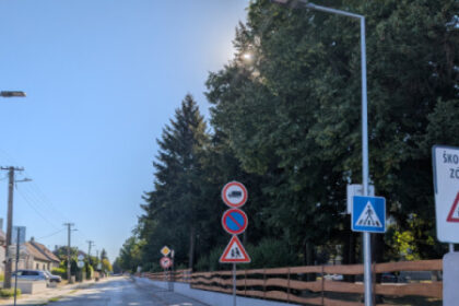 Ulica v Senici s dopravným značením a priechodom pre chodcov.