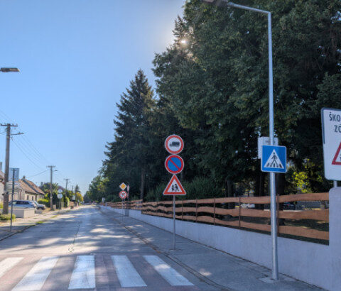 Ulica v Senici s dopravným značením a priechodom pre chodcov.