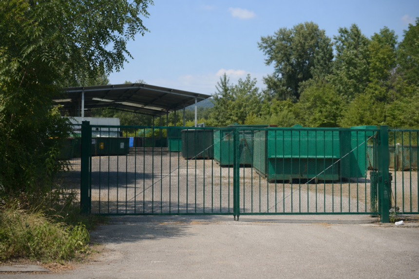 Zberný dvor s kontajnermi a uzavretým vstupom.