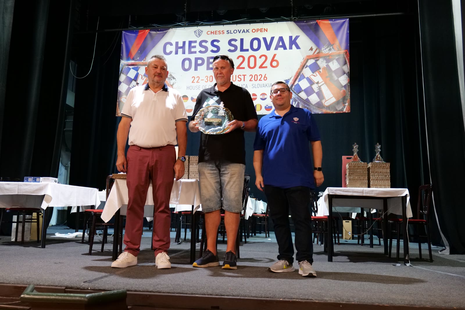 Peter Krakovský preberá trofej pre najlepšieho šachistu Skalice na Chess Slovak Open 2026