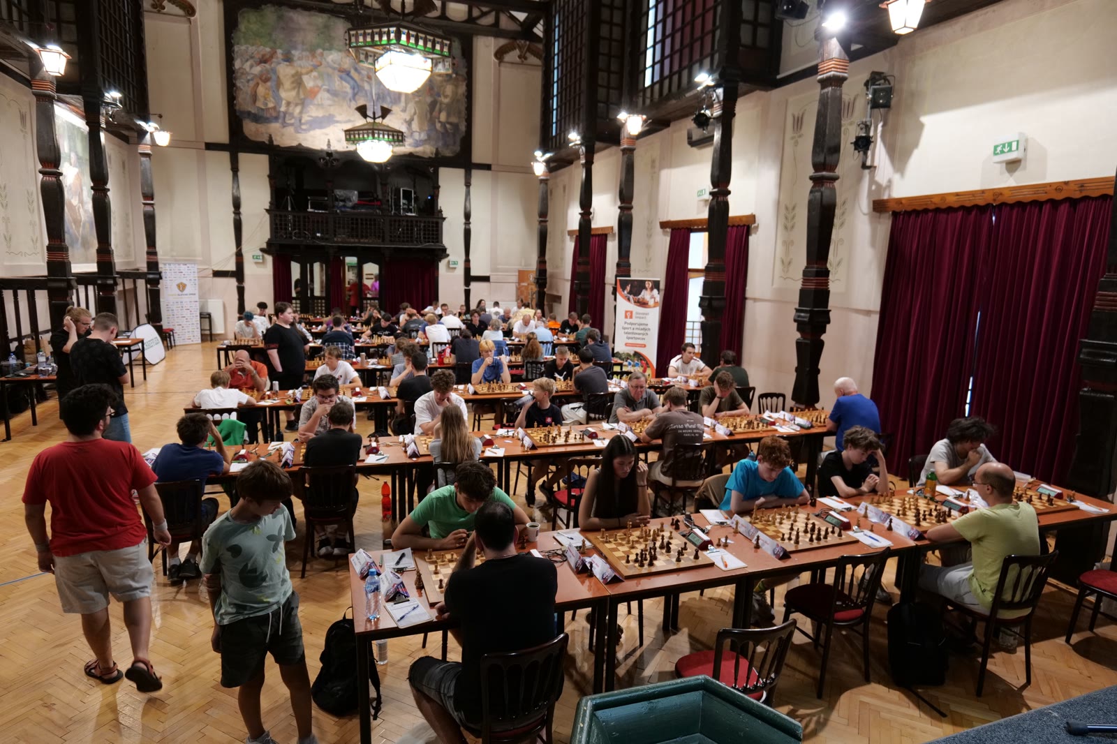 Plná hracia sála Domu kultúry v Skalici počas Chess Slovak Open 2026