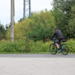 Cyklista jazdí po ceste v Kunove.