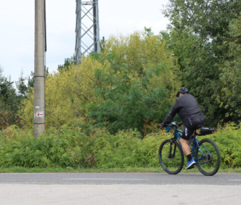 Cyklista jazdí po ceste v Kunove.