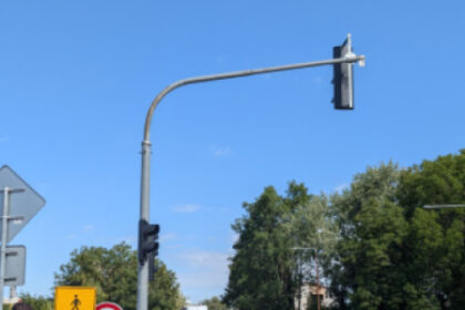 Dočasné dopravné značenie a stavebné zábrany pri oprave chodníka na moste v Senici