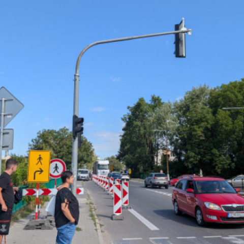 Dočasné dopravné značenie a stavebné zábrany pri oprave chodníka na moste v Senici