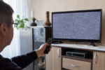 Domácnosť pri televízore a set-top boxe pri ladení staníc