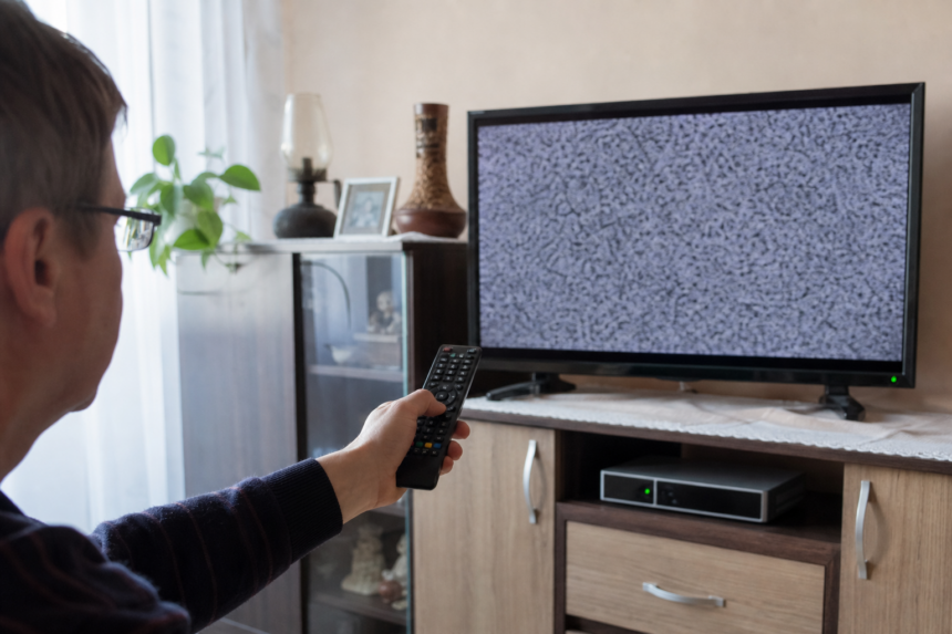 Domácnosť pri televízore a set-top boxe pri ladení staníc