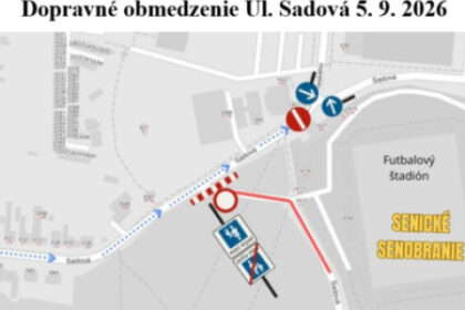 Dopravné obmedzenie na ulici Sadová pri futbalovom štadióne v Senici počas Senického senobrania.