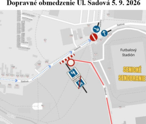 Dopravné obmedzenie na ulici Sadová pri futbalovom štadióne v Senici počas Senického senobrania.