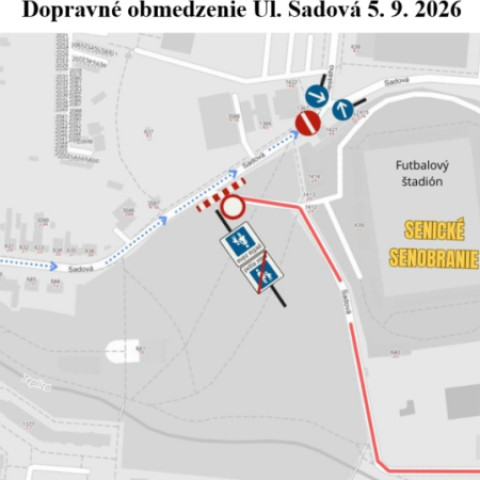 Dopravné obmedzenie na ulici Sadová pri futbalovom štadióne v Senici počas Senického senobrania.