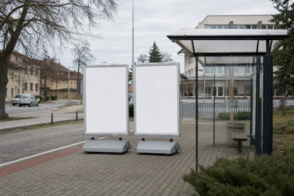 Dve prázdne plagátovacie plochy pri autobusovej zastávke v meste.
