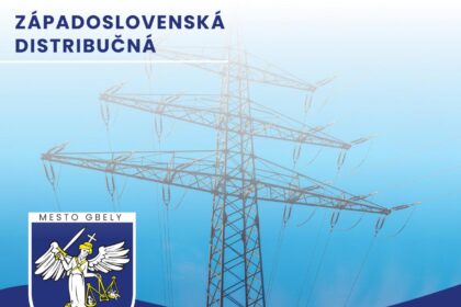 Elektrické vedenie a stĺpy v meste pri obytných domoch