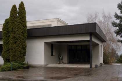 Exteriér domu smútku v Senici v tichej smútočnej atmosfére