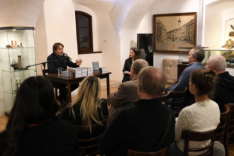 Interiér múzejnej sály pripravený na uvedenie knihy