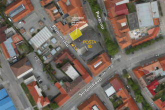 Letecká mapa centra Skalice s vyznačeným vyhradeným miestom pri pošte.