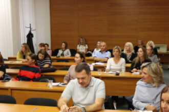 Ľudia sediaci v zasadacej miestnosti počas odbornej diskusie v Senici