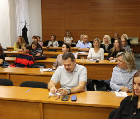Ľudia sediaci v zasadacej miestnosti počas odbornej diskusie v Senici