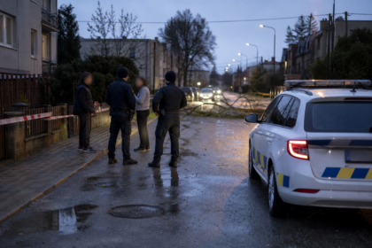 Mestská polícia zasahuje na tichej ulici pri spadnutom strome a obyvateľoch