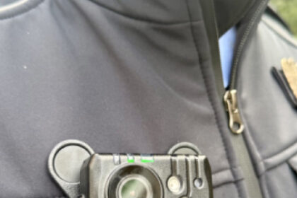 Mestský policajt s telovou kamerou na uniforme