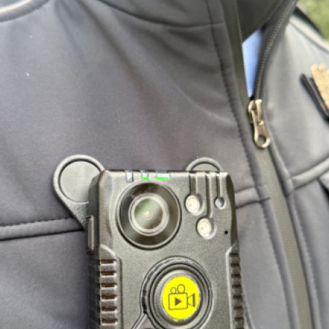 Mestský policajt s telovou kamerou na uniforme