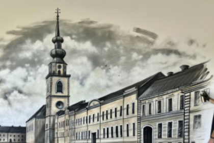 Nástenná maľba s budovou a vežou na paneli v Senici