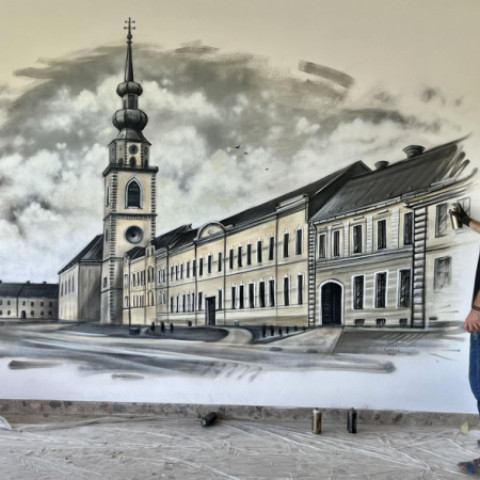 Nástenná maľba s budovou a vežou na paneli v Senici