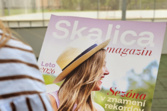 Obálka letného čísla Magazínu Skalica s titulom o rekordnej sezóne a príbehoch spoza kamery.