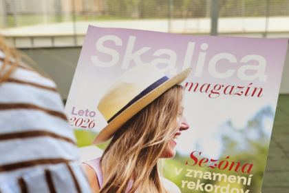 Obálka letného čísla Magazínu Skalica s titulom o rekordnej sezóne a príbehoch spoza kamery.