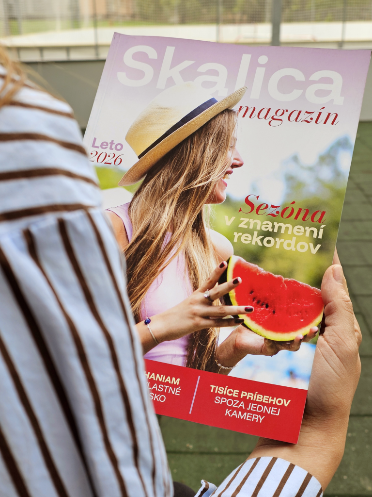 Obálka letného čísla Magazínu Skalica s titulom o rekordnej sezóne a príbehoch spoza kamery.