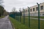 Plot a budova resocializačného zariadenia za zamračeného dňa.