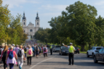 Policajti regulujú dopravu pri veľkej púti v Šaštíne.