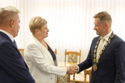 Primátor Senice si podáva ruku s poľskou delegáciou v zasadačke mestského úradu