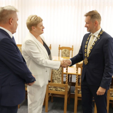 Primátor Senice si podáva ruku s poľskou delegáciou v zasadačke mestského úradu