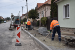 Rekonštrukcia chodníka pri rodinných domoch v Kopčanoch.