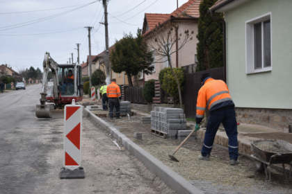 Rekonštrukcia chodníka pri rodinných domoch v Kopčanoch.