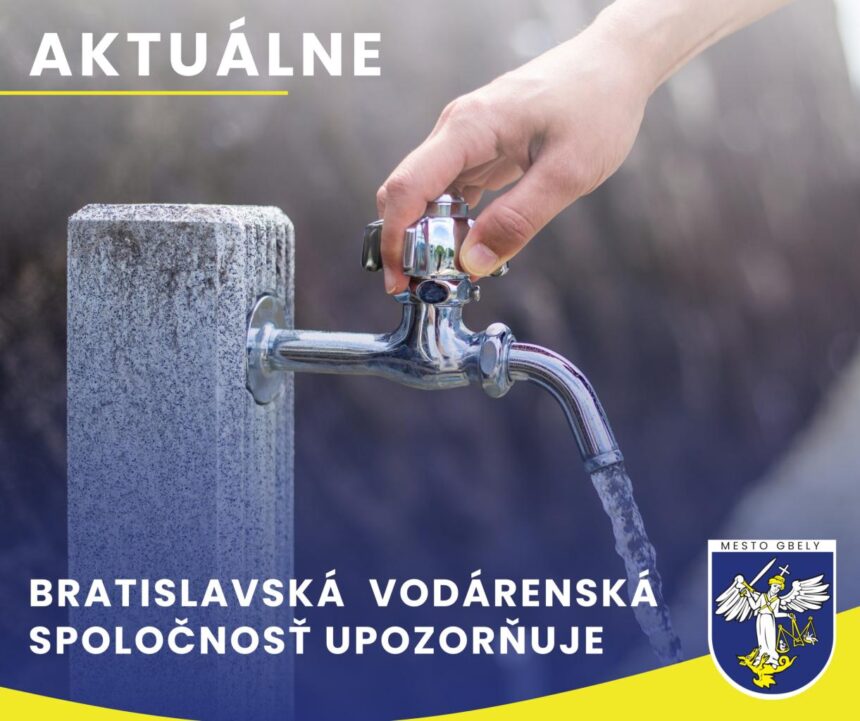 Ruka pri vodovodnom kohútiku s tečúcou vodou