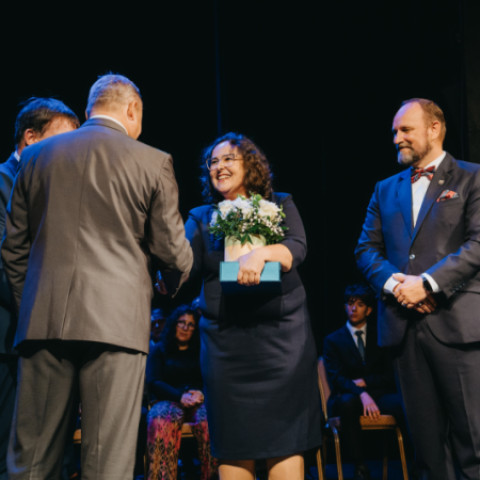 Slávnostné odovzdávanie ocenení na javisku v divadle.